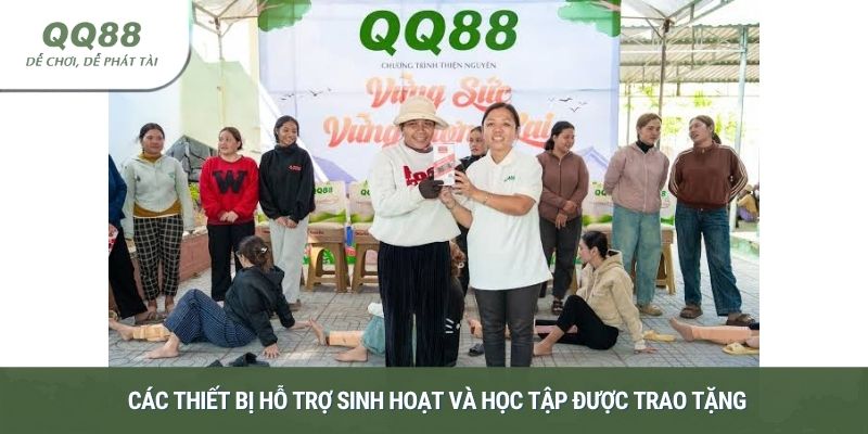 Các thiết bị hỗ trợ sinh hoạt và học tập được trao tặng 